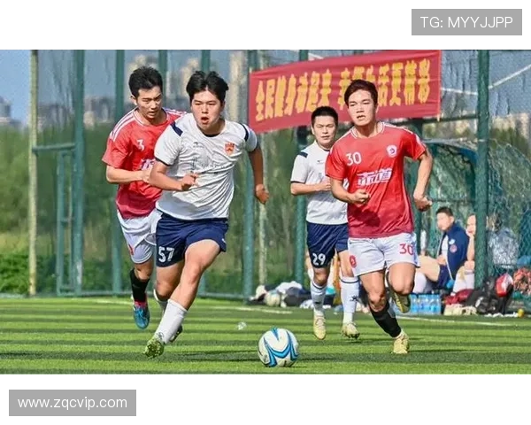 足球明星趣味瞬间大集合玩耍时刻尽显亲和力与活力